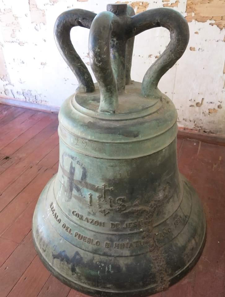 <b class="font-bara"><i class="bi bi-geo-fill h4"></i> CHURCH BELL</b> <br/>A LARGE METAL BELL AND IS ENGRAVED WITH “CORAZON DE JESUS REGALO DEL PUEBLO DE HINATUAN ANO 1891”.