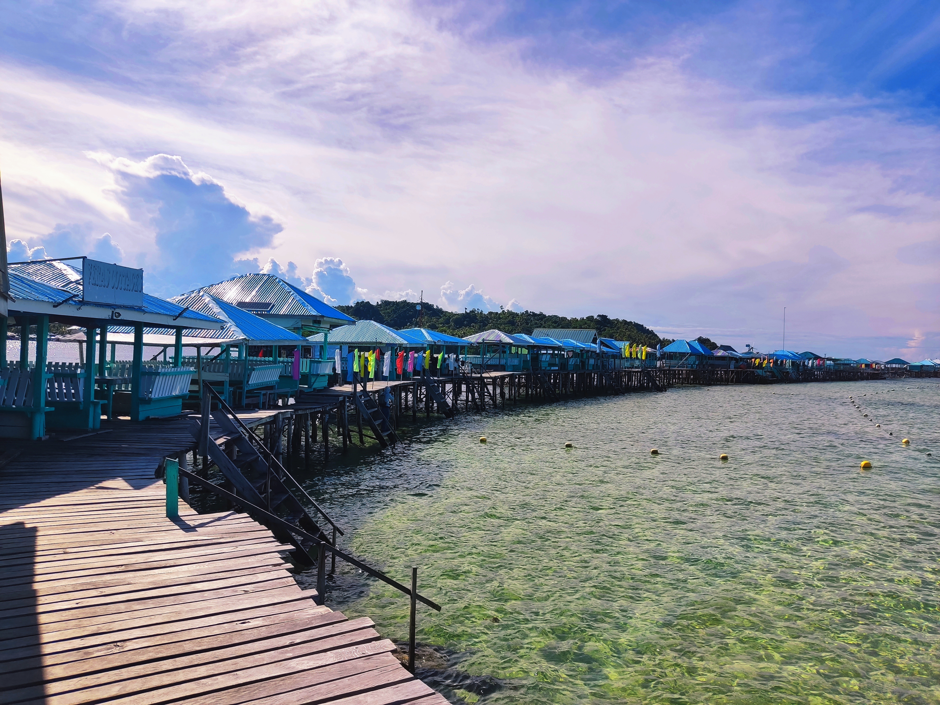 <b class="font-bara"><i class="bi bi-geo-fill h4"></i> AMAZING SAND</b> <br/>One can just bask in the sun and relax in the invitingly powdery white sand and feel blissful. With a tropical island ambiance, the place is ideal for summer and weekend getaway.